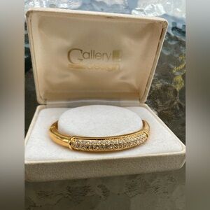 Well Kept Glistening Women Gold Diamond Bracelet